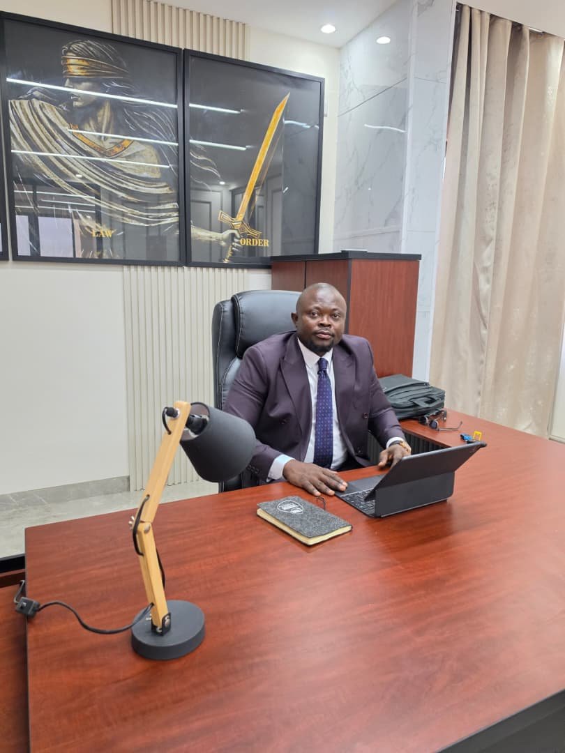 Maître Ignace, Directeur général de KKMK Trading SARL, dans son bureau